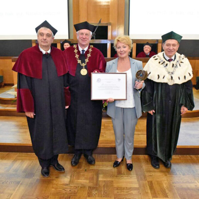 Profesor Natalia Sobczak odznaczona Honorowym Wyróżnieniem KERAMOS